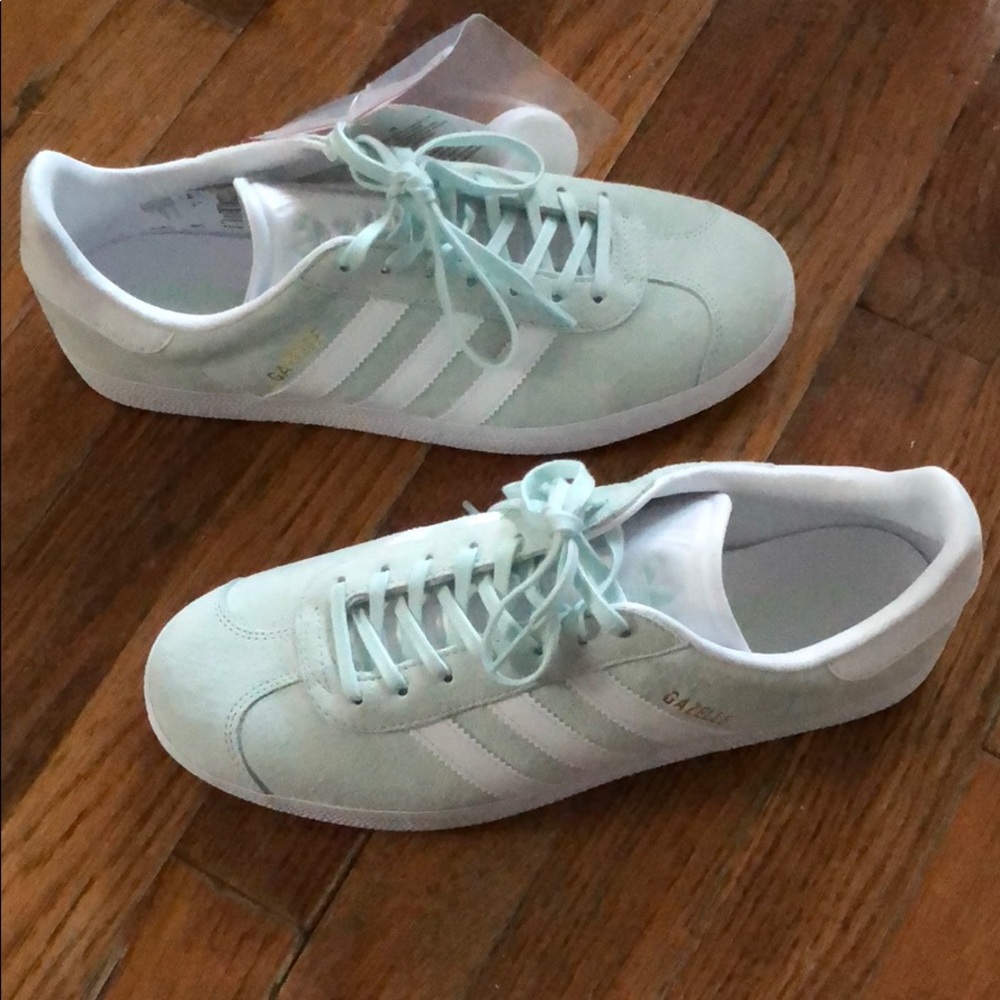 NWT ADIDAS MINT GREEN SUEDE GAZELLE WOMENS  size 9